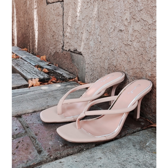 Shoes - 🚨LAST CHANCE//Nude thong Sandal